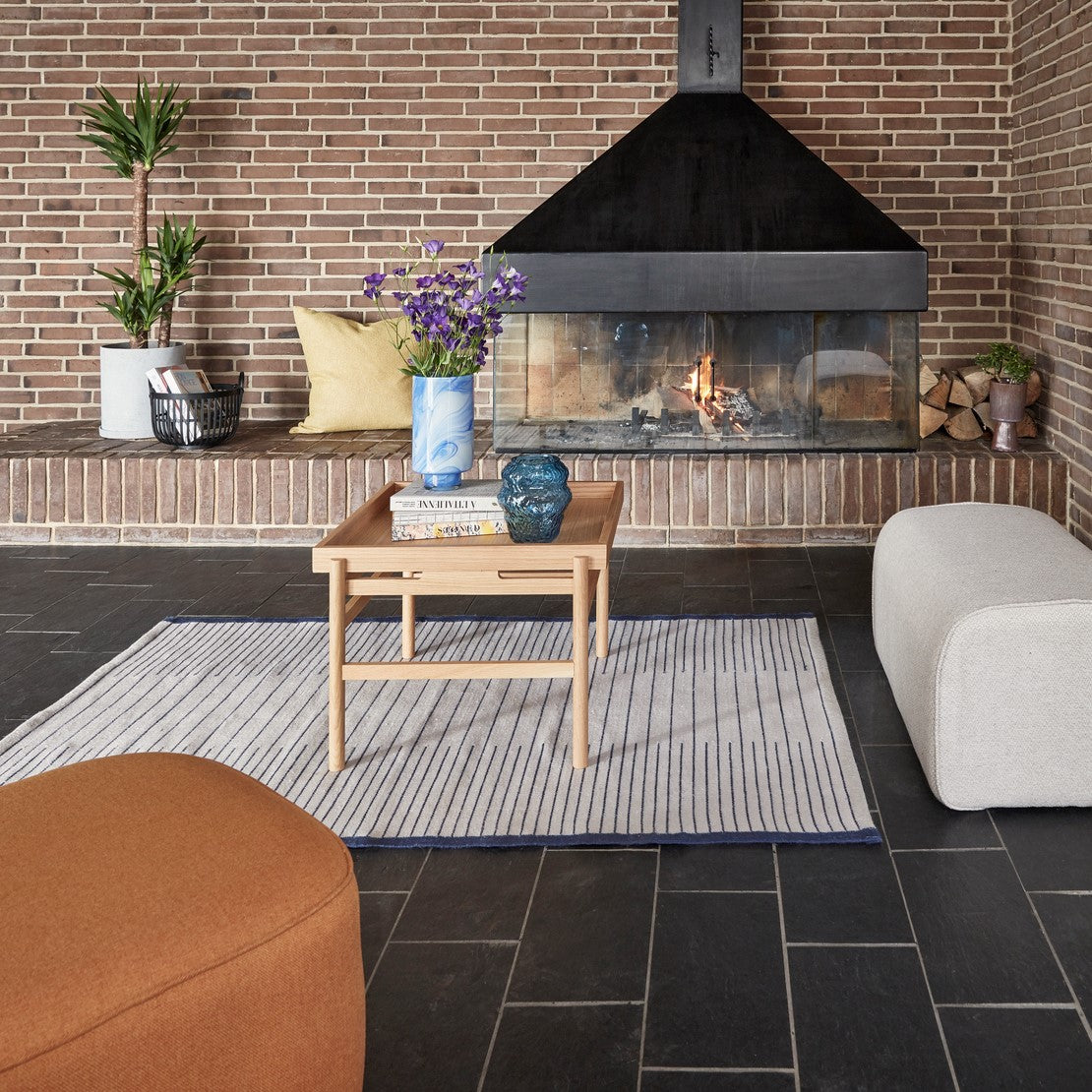 Oranžinės spalvos kubo formos pufas