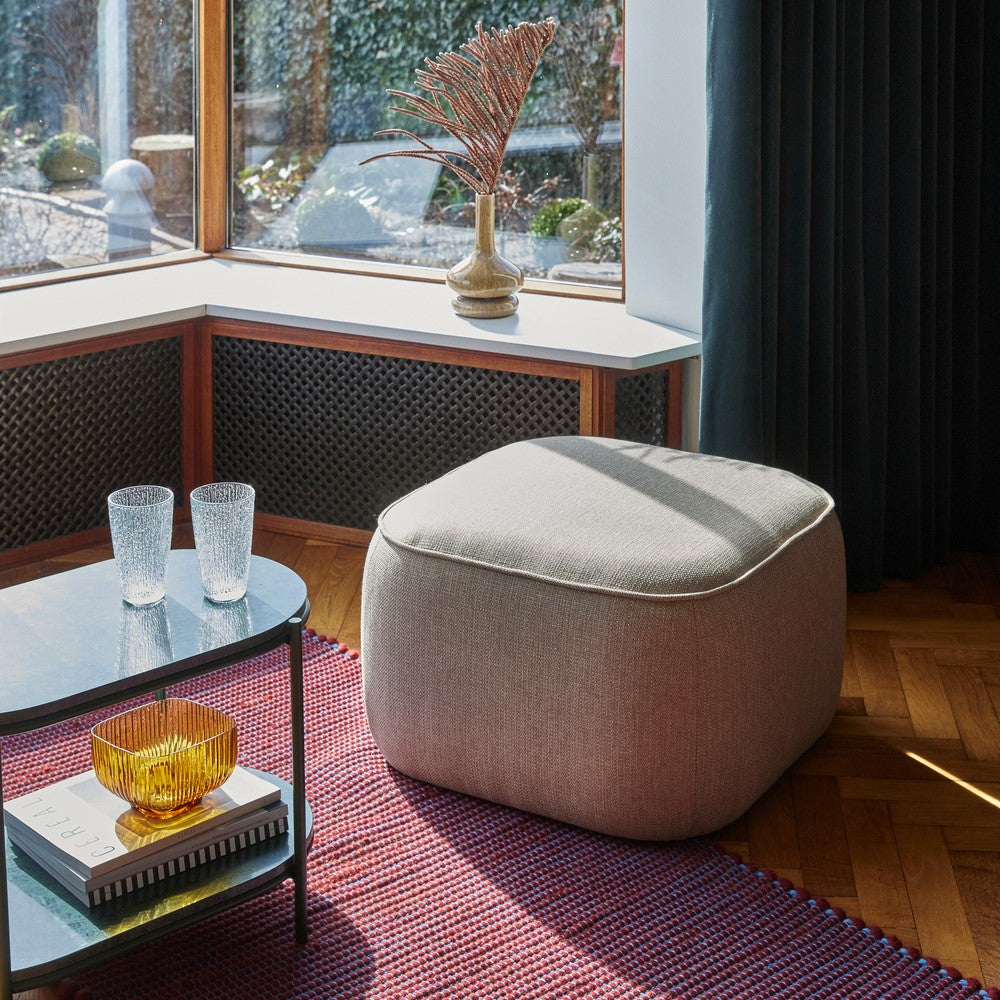 Smėlio spalvos kubo formos pufas