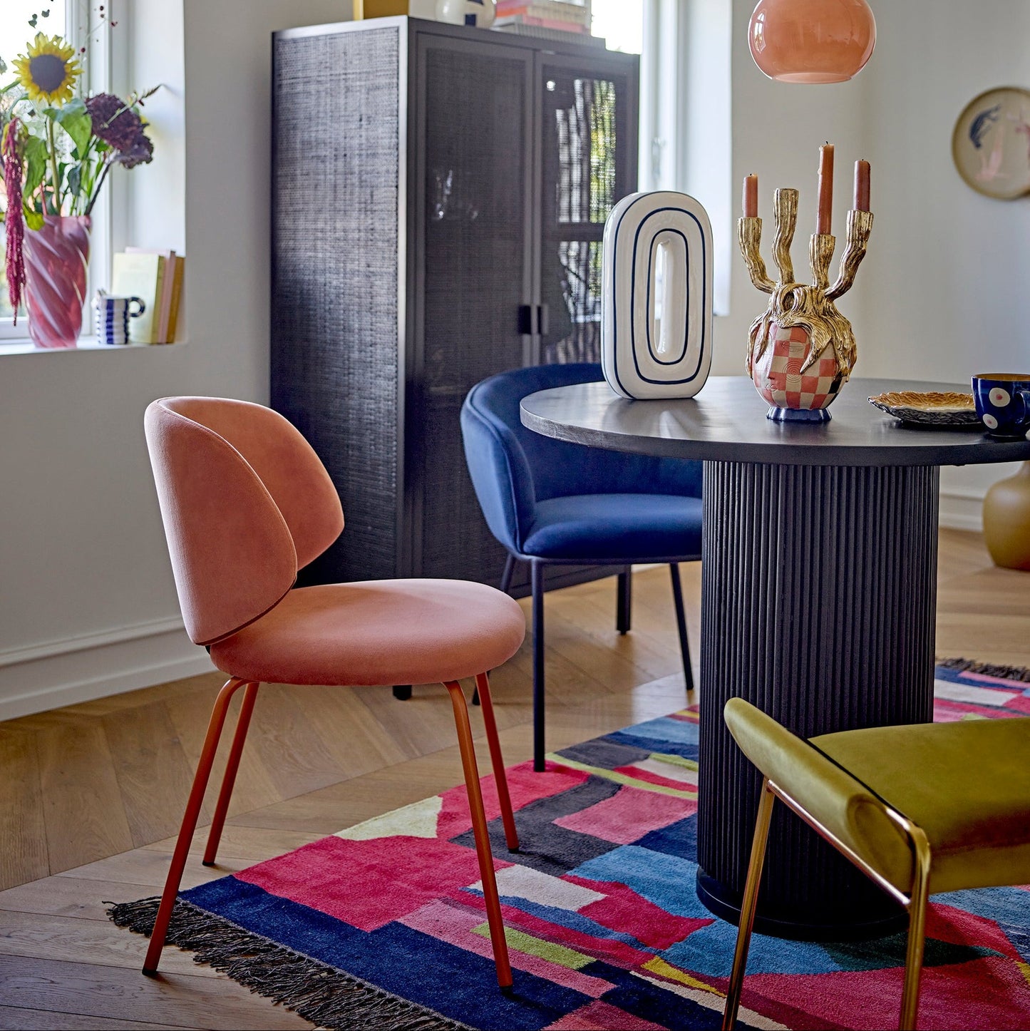 Prabangi geltona taburetė