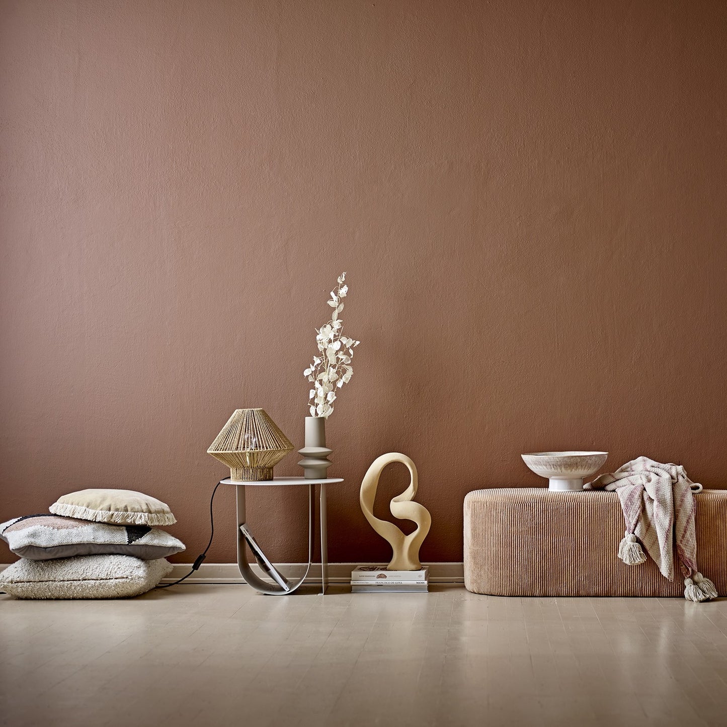 Šoninis staliukas „Cher“ iš šviesiai pilko metalo