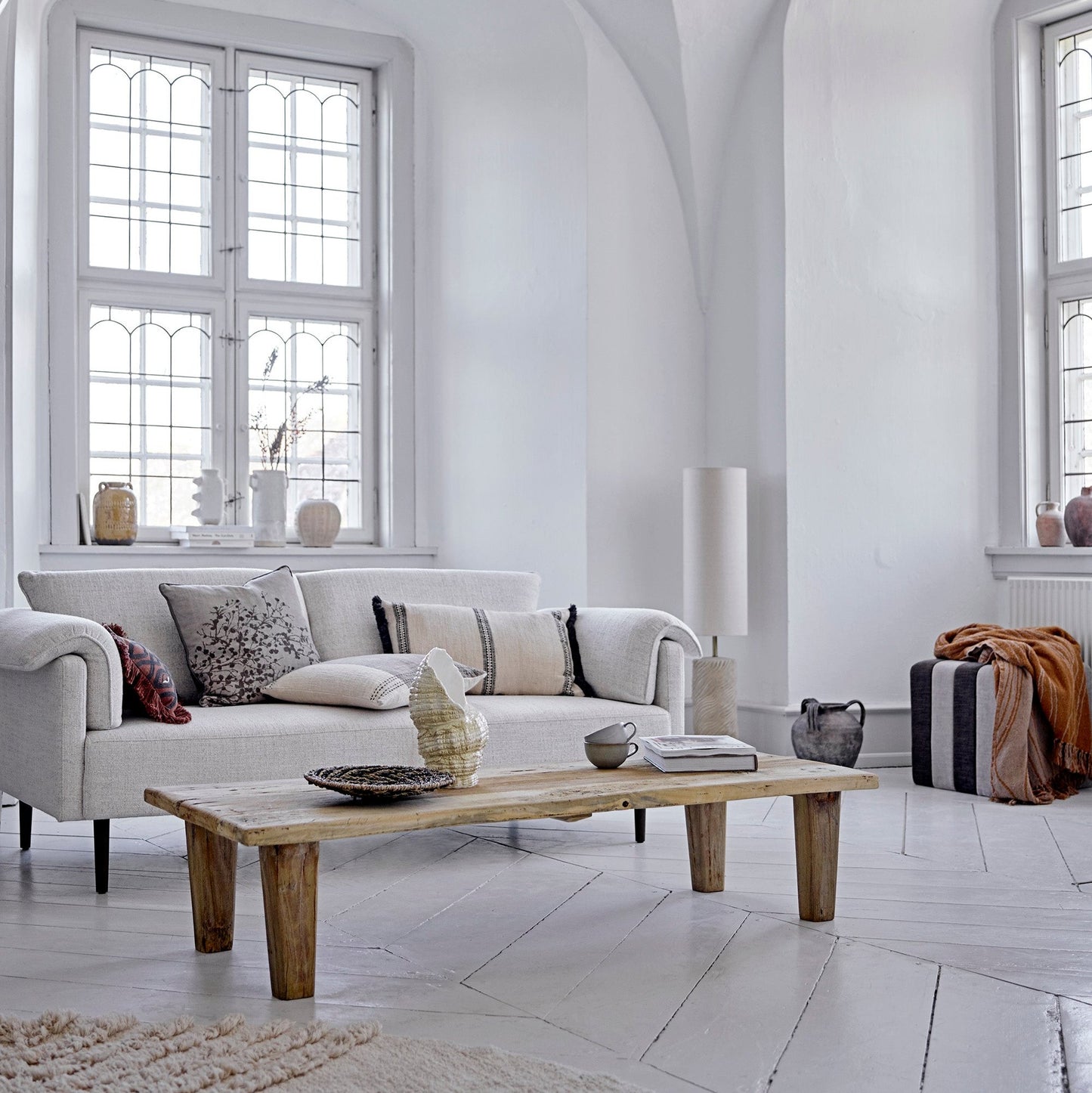 Balta trivietė sofa
