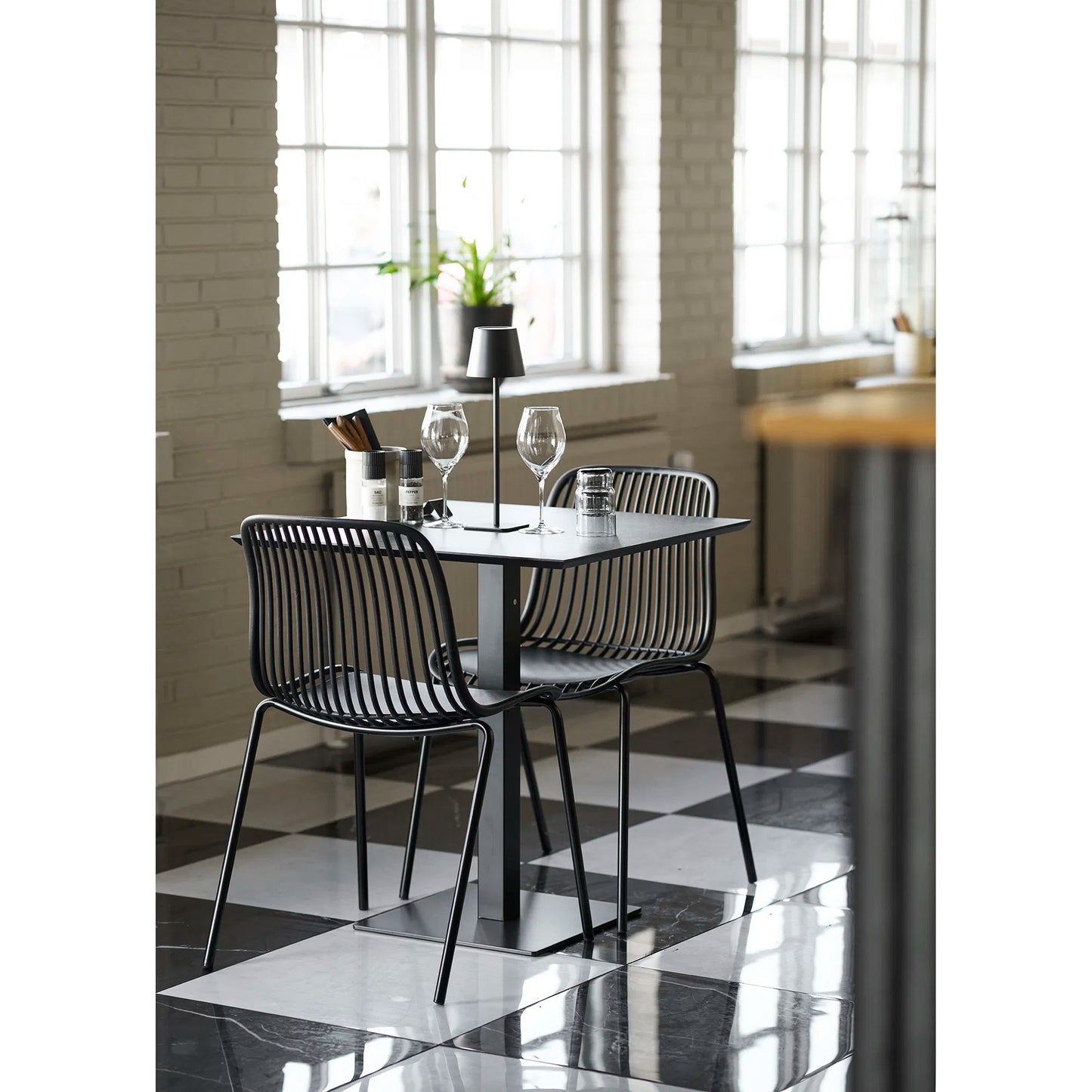 Valgomojo kėdė „Branson“: Drąsi monochromija ir miesto ritmas | 4 vnt. rinkinys